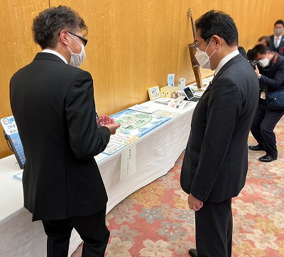岸田首相(当時)へ「e 検査ナビシリーズ」や「社会貢献活動」をご説明