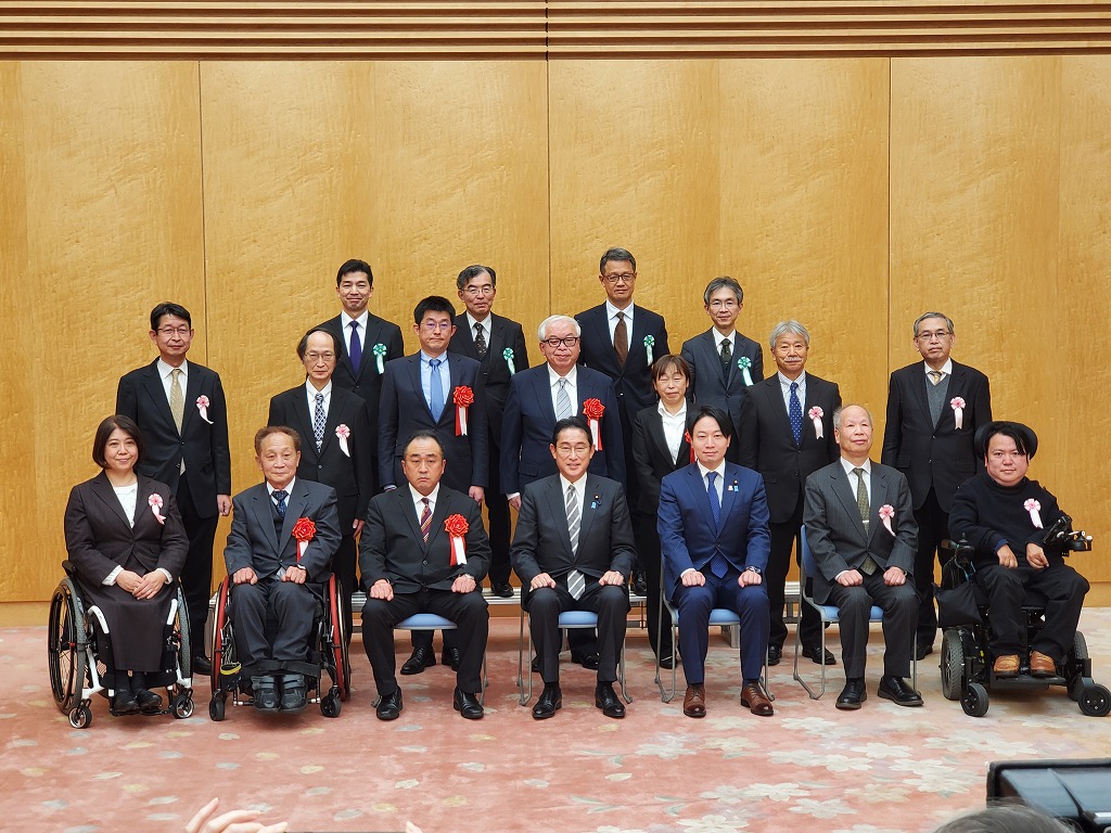 【
【表彰式後の集合写真 】 前列中央:岸田内閣総理大臣 前列右から 3 人目:小倉 内閣府特命担当大臣 , 2 列目中央:弊社代表取締役 小林俊哉